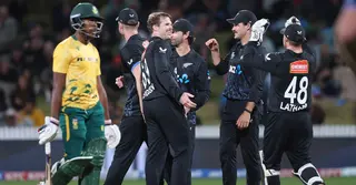 দক্ষিণ আফ্রিকাকে হারিয়ে সিরিজে সমতায় ফিরলো নিউজিল্যান্ড